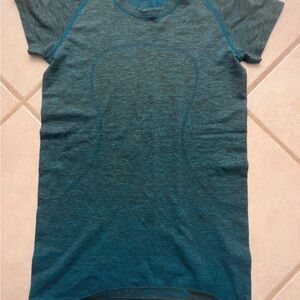 Men’s Lululemon Blue/Green Short Sleeve Athletic Shirt